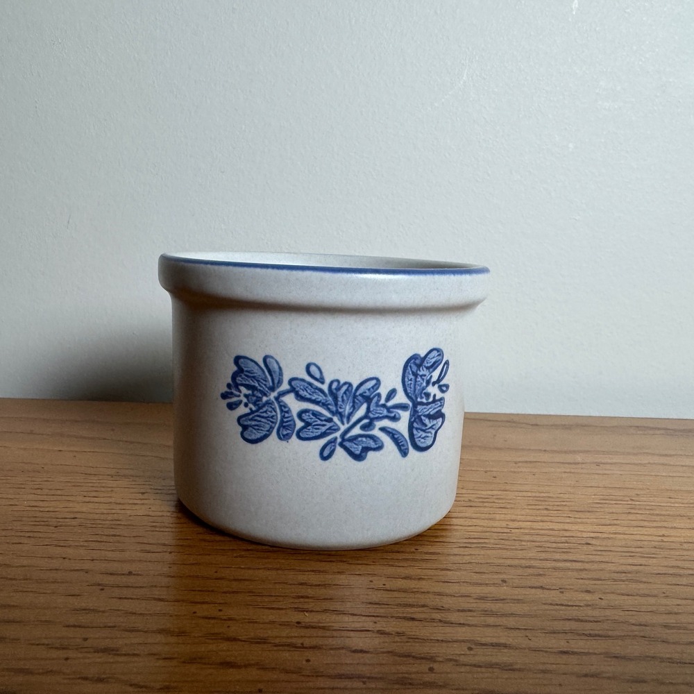 Vintage Pfaltzgraff Yorktowne Blue Stoneware Pot Blue Floral Design‎ Number 920